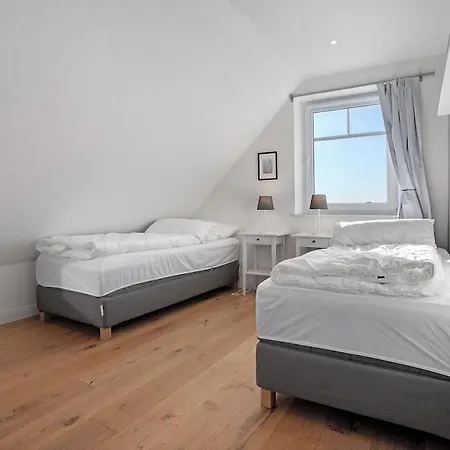 Holiday Retreat Spacious, Light Filled Home For 7 With Scenic Views *