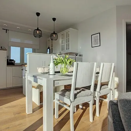 Holiday Retreat Spacious, Light Filled Home For 7 With Scenic Views *